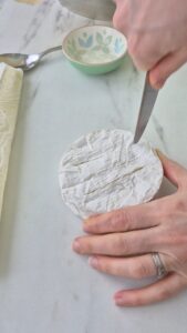 Gebackene Camembert mit trocken Früchten und Rum Gebackene Camembert mit trocken Früchten und Rum Camembert Mit Rum Schritt 4 Camembert Einschneiden Mit Messer 169x300