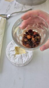 Gebackene Camembert mit trocken Früchten und Rum Camembert Mit Rum Schritt 5 Trockenfruchte Auf Camembert Geben 169x300