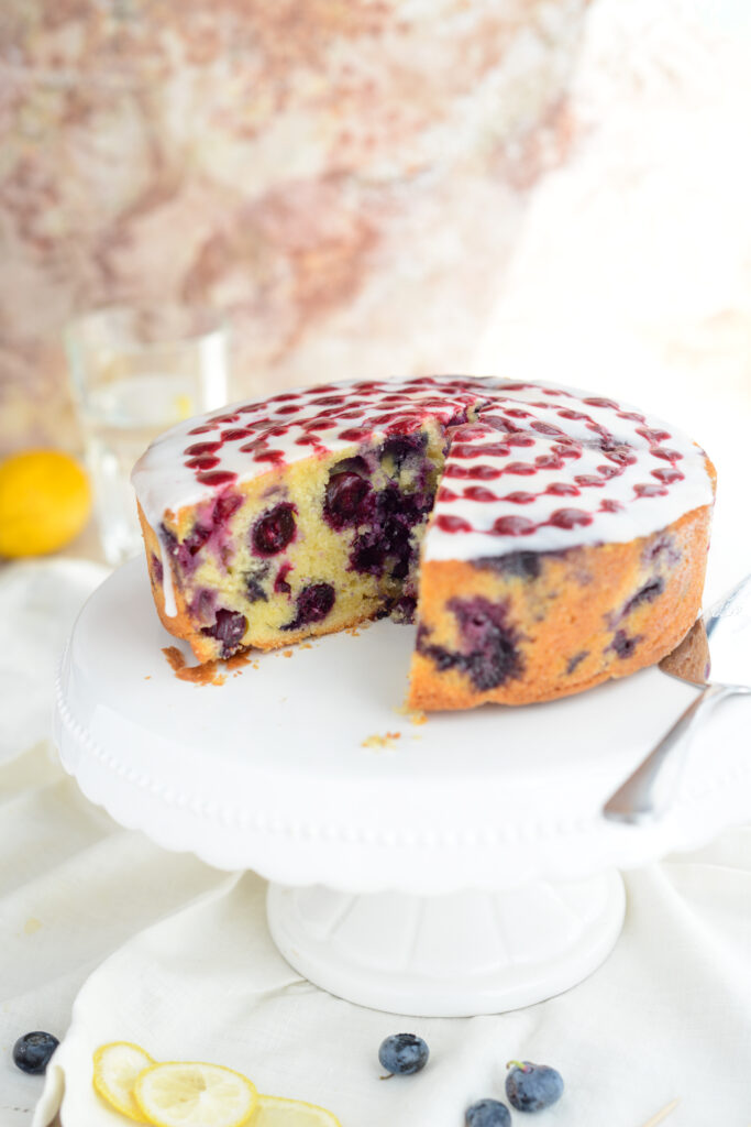 Zitronen-Blaubeer-Kuchen, super saftig & einfach Einfache Zitronen Blaubeer Kuchen Einfach Und Saftig 683x1024