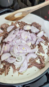 Entenconfit-Auflauf mit Kartoffeln Entenconfit-Auflauf mit Kartoffeln Entenconfit Kartoffeln Auflauf Schritt 3 Entenconfit Mit Zwiebeln Anbraten