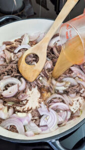 Entenconfit-Auflauf mit Kartoffeln Entenconfit-Auflauf mit Kartoffeln Entenconfit Kartoffeln Auflauf Schritt 5 Zwiebeln Und Ente In Pfanne