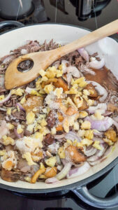 Entenconfit-Auflauf mit Kartoffeln Entenconfit-Auflauf mit Kartoffeln Entenconfit Kartoffeln Auflauf Schritt 6 Entenconfit Mit Zwiebeln Anbraten