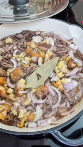 Entenconfit-Auflauf mit Kartoffeln Entenconfit-Auflauf mit Kartoffeln Entenconfit Kartoffeln Auflauf Schritt 7 Entenconfit Mit Zwiebeln Im Topf