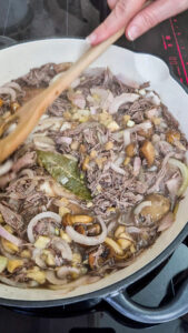 Entenconfit-Auflauf mit Kartoffeln Entenconfit-Auflauf mit Kartoffeln Entenconfit Kartoffeln Auflauf Schritt 8 Entenconfit Mit Zwiebeln Anbraten