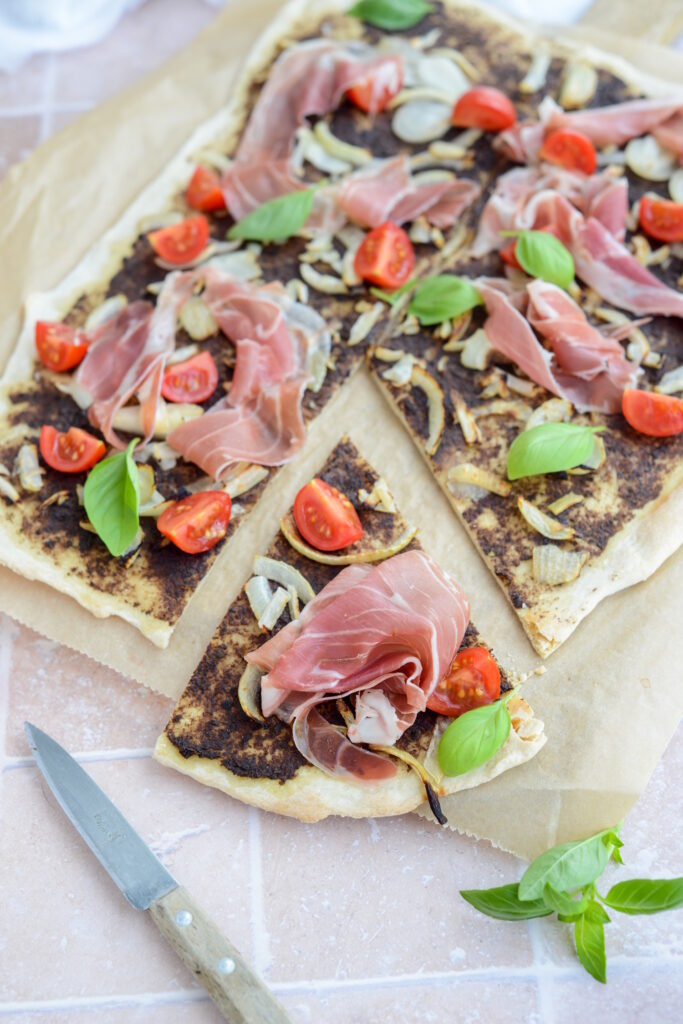 Flammkuchen mit Tapenade: Provence und Elsass auf meinem Teller Flammkuchen Mit Tapenade 683x1024