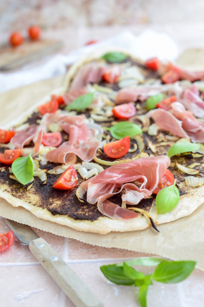 Flammkuchen mit Tapenade: Provence und Elsass auf meinem Teller Flammkuchen Mit Tapenade Provence Und Elsass Auf Einem Teller 683x1024