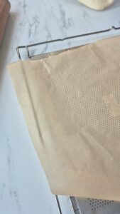 Flammkuchen mit Tapenade: Provence und Elsass auf meinem Teller Flammkuchen Rezept Schritt 10 Teig Auf Backpapier Ausgerollt 169x300