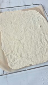 Flammkuchen mit Tapenade: Provence und Elsass auf meinem Teller Flammkuchen Rezept Schritt 13 Flammkuchenteig Auf Backpapier Ausgeroll 169x300