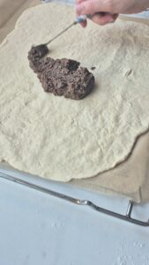 Flammkuchen mit Tapenade: Provence und Elsass auf meinem Teller Flammkuchen Rezept Schritt 16 Tapenade Auf Teig Streichen 169x300