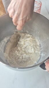 Flammkuchen mit Tapenade: Provence und Elsass auf meinem Teller Flammkuchen Rezept Schritt 3 Teig Kneten In Schüssel 169x300