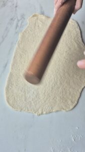 Flammkuchen mit Tapenade: Provence und Elsass auf meinem Teller Flammkuchen Rezept Schritt 6 Teig Ausrollen Mit Nudelholz 169x300