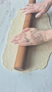 Flammkuchen mit Tapenade: Provence und Elsass auf meinem Teller Flammkuchen Rezept Schritt 7 Teig Ausrollen Mit Nudelholz 169x300
