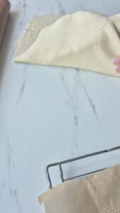 Flammkuchen mit Tapenade: Provence und Elsass auf meinem Teller Flammkuchen Rezept Schritt 8 Teig Ausrollen Auf Backpapier 169x300