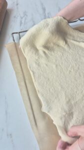 Flammkuchen mit Tapenade: Provence und Elsass auf meinem Teller Flammkuchen Rezept Schritt 9 Teig Auf Backpapier Ausrollen 169x300