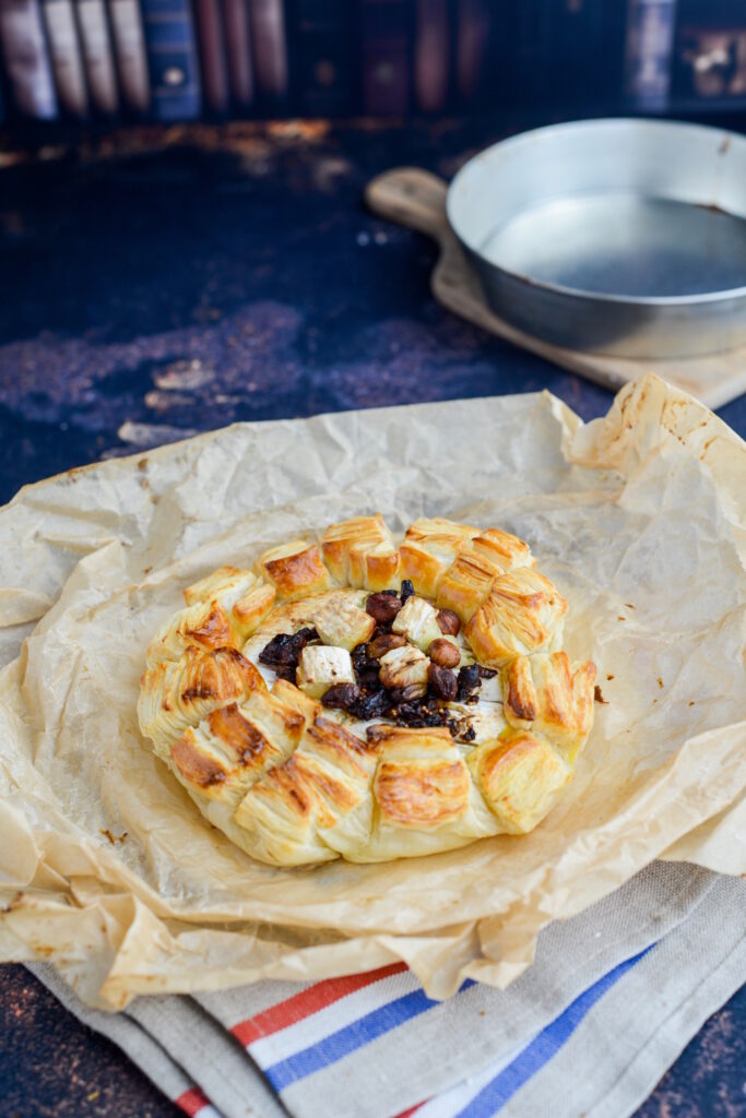 Gebackene Camembert mit trocken Früchten und Rum Gebackene Camembert mit trocken Früchten und Rum Gebackene Camembert Im Blätterteig 683x1024