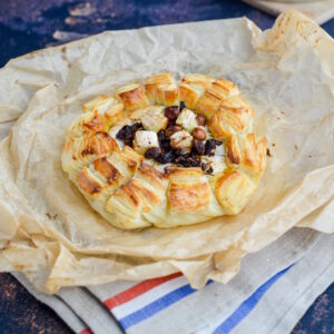 Gebackener Camembert mit Trockenfrüchten und Rum