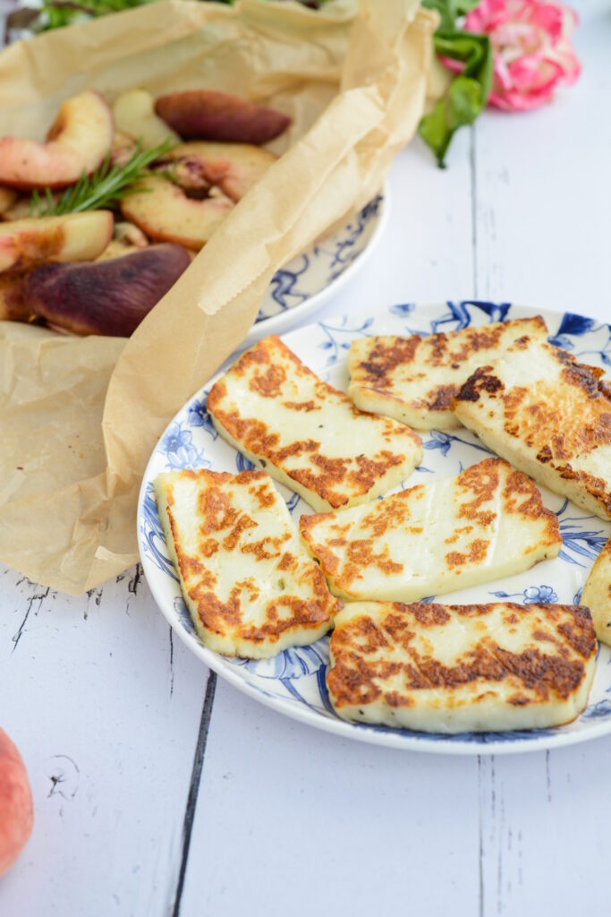 Pfirsichsalat mit gegrilltem Halloumi, Rosmarin & Rosenblüten Pfirsichsalat mit gegrilltem Halloumi, Rosmarin & Rosenblüten Gegrillte Halloumi 683x1024