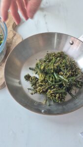 Brokkolisalat mit karamellisierten Walnüssen Karamellisierte Walnüsse Schritt 10 Gebratener Brokkoli In Schüssel