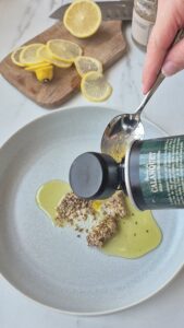 Brokkolisalat mit karamellisierten Walnüssen Karamellisierte Walnüsse Schritt 11 Öl Und Gewürze Auf Teller