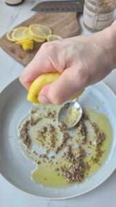 Brokkolisalat mit karamellisierten Walnüssen Karamellisierte Walnüsse Schritt 13 Zitrone Auspressen In Schüssel
