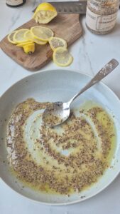 Brokkolisalat mit karamellisierten Walnüssen Karamellisierte Walnüsse Schritt 15 Zitronen Öl Dressing In Schüsse
