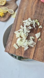 Brokkolisalat mit karamellisierten Walnüssen Karamellisierte Walnüsse Schritt 17 Zwiebel Würfel Auf Schneidebrett