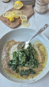 Brokkolisalat mit karamellisierten Walnüssen Karamellisierte Walnüsse Schritt 18 Kräuter In Dressing Schwenken