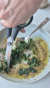 Brokkolisalat mit karamellisierten Walnüssen Karamellisierte Walnüsse Schritt 19 Kräuter Mit Schere Schneiden