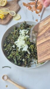 Brokkolisalat mit karamellisierten Walnüssen Karamellisierte Walnüsse Schritt 20 Zwiebeln In Schüssel Geben