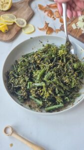 Brokkolisalat mit karamellisierten Walnüssen Karamellisierte Walnüsse Schritt 21 Brokkolisalat Wird Angerichtet