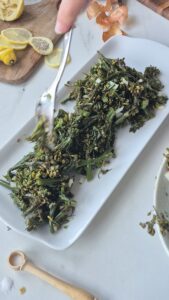 Brokkolisalat mit karamellisierten Walnüssen Karamellisierte Walnüsse Schritt 22 Brokkolini Auf Teller Anrichten