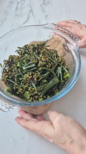 Brokkolisalat mit karamellisierten Walnüssen Karamellisierte Walnüsse Schritt 6 Brokkolisalat In Glasschüssel