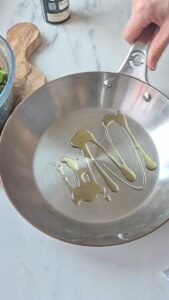 Brokkolisalat mit karamellisierten Walnüssen Karamellisierte Walnüsse Schritt 8 Öl In Pfanne Geben