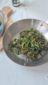Brokkolisalat mit karamellisierten Walnüssen Karamellisierte Walnüsse Schritt 9 Gebratener Brokkoli In Pfanne