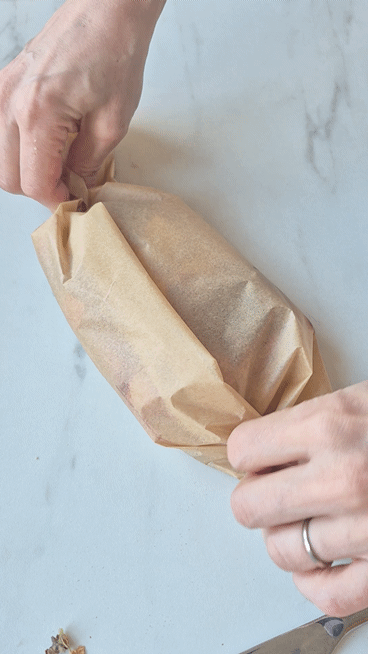 Pfirsichsalat mit gegrilltem Halloumi, Rosmarin & Rosenblüten Papillote Falten Mit Backpapier Einfach