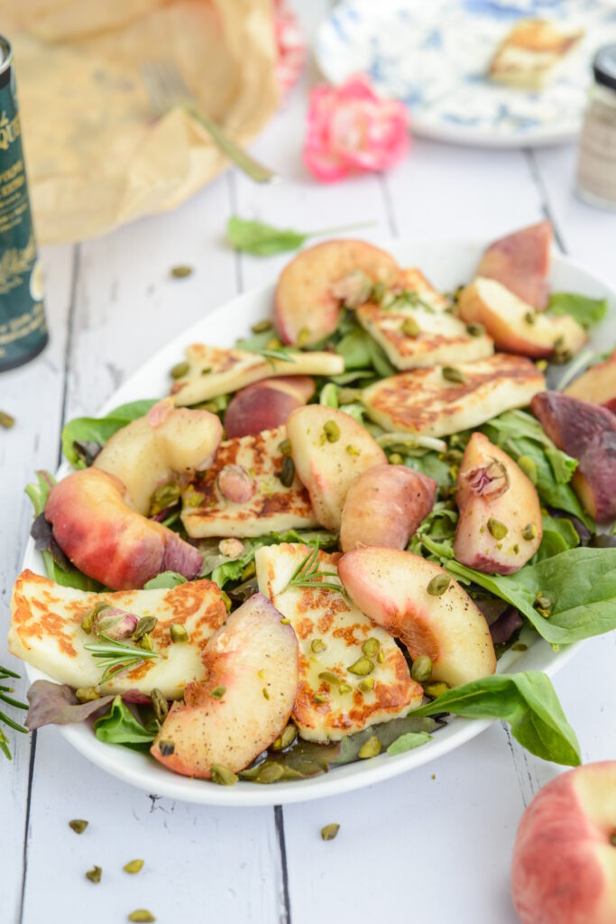 Pfirsichsalat mit gegrilltem Halloumi, Rosmarin & Rosenblüten Pfirsichsalat mit gegrilltem Halloumi, Rosmarin & Rosenblüten Pfirsich Salat Mit Gegrilltem Halloumi Rosmarin Rosenblüten 683x1024