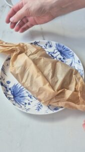 Pfirsichsalat mit gegrilltem Halloumi, Rosmarin & Rosenblüten Pfirsichsalat Käse Schritt 10 Paket In Backpapier Auf Teller 169x300