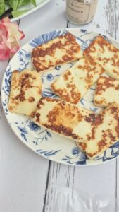 Pfirsichsalat mit gegrilltem Halloumi, Rosmarin & Rosenblüten Pfirsichsalat mit gegrilltem Halloumi, Rosmarin & Rosenblüten Pfirsichsalat Käse Schritt 14 Gebratener Halloumi Auf Teller 169x300