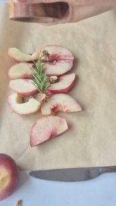 Pfirsichsalat mit gegrilltem Halloumi, Rosmarin & Rosenblüten Pfirsichsalat Käse Schritt 5 Pfirsichscheiben Mit Rosmarin Angerichte 169x300