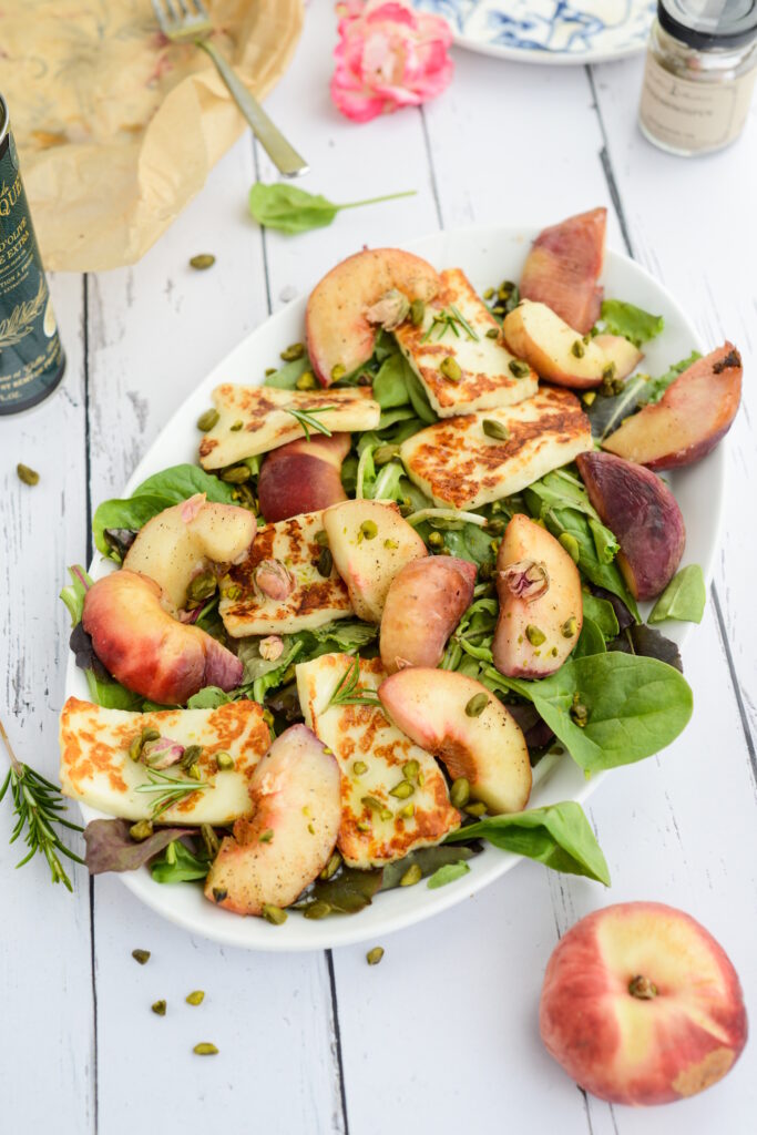 Pfirsichsalat mit gegrilltem Halloumi, Rosmarin & Rosenblüten Pfirsichsalat mit gegrilltem Halloumi, Rosmarin & Rosenblüten Pfirsichsalat Mit Gegrilltem Halloumi Rosmarin Rosenblüten 683x1024