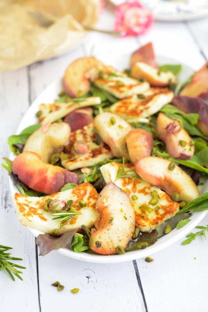 Pfirsichsalat mit gegrilltem Halloumi, Rosmarin & Rosenblüten Pfirsichsalat mit gegrilltem Halloumi, Rosmarin & Rosenblüten Pfirsichsalat Mit Halloumi Rosmarin Rosen 683x1024
