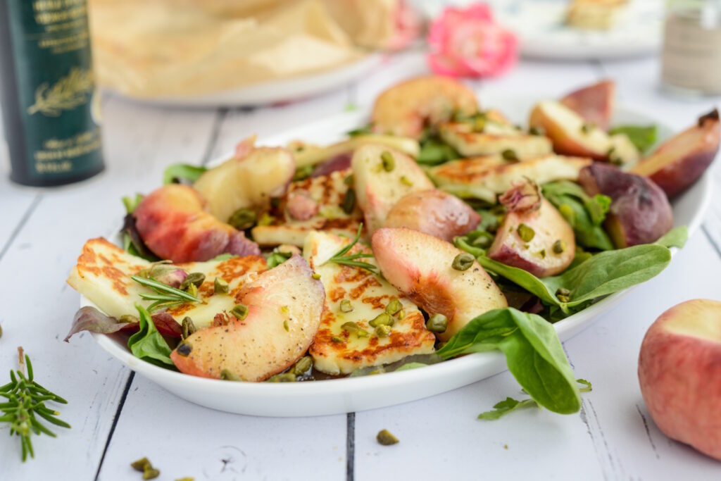 Pfirsichsalat mit gegrilltem Halloumi, Rosmarin & Rosenblüten Pfirsichsalat mit gegrilltem Halloumi, Rosmarin & Rosenblüten Pfirsichsalat Mit Rosmarin Rosen Und Gegrilltem Halloumi 1024x683