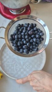 Zitronen-Blaubeer-Kuchen, super saftig & einfach Saftiger Blaubeerkuchen Schritt 11 Blaubeeren Waschen Im Sieb 169x300