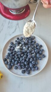 Zitronen-Blaubeer-Kuchen, super saftig & einfach Saftiger Blaubeerkuchen Schritt 12 Blaubeeren Mit Mehl Bestauben 169x300