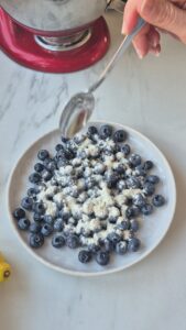 Zitronen-Blaubeer-Kuchen, super saftig & einfach Saftiger Blaubeerkuchen Schritt 13 Blaubeeren Mit Puderzucker Bestäub 169x300
