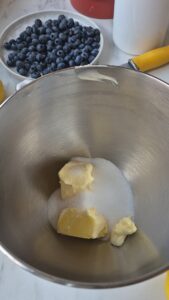 Zitronen-Blaubeer-Kuchen, super saftig & einfach Saftiger Blaubeerkuchen Schritt 2 Butter Und Zucker In Schüssel 169x300