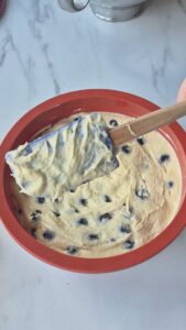Zitronen-Blaubeer-Kuchen, super saftig & einfach Saftiger Blaubeerkuchen Schritt 20 Teig Mit Blaubeeren Vermischen 169x300