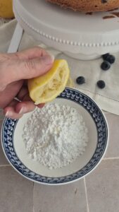 Zitronen-Blaubeer-Kuchen, super saftig & einfach Saftiger Blaubeerkuchen Schritt 22 Zitrone Ueber Puderzucker Auspresse 169x300