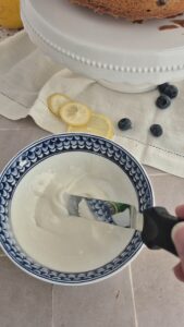 Zitronen-Blaubeer-Kuchen, super saftig & einfach Saftiger Blaubeerkuchen Schritt 23 Frischkäse Creme Rühren 169x300