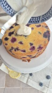 Zitronen-Blaubeer-Kuchen, super saftig & einfach Saftiger Blaubeerkuchen Schritt 24 Glasur Auf Kuchen Giessen 169x300